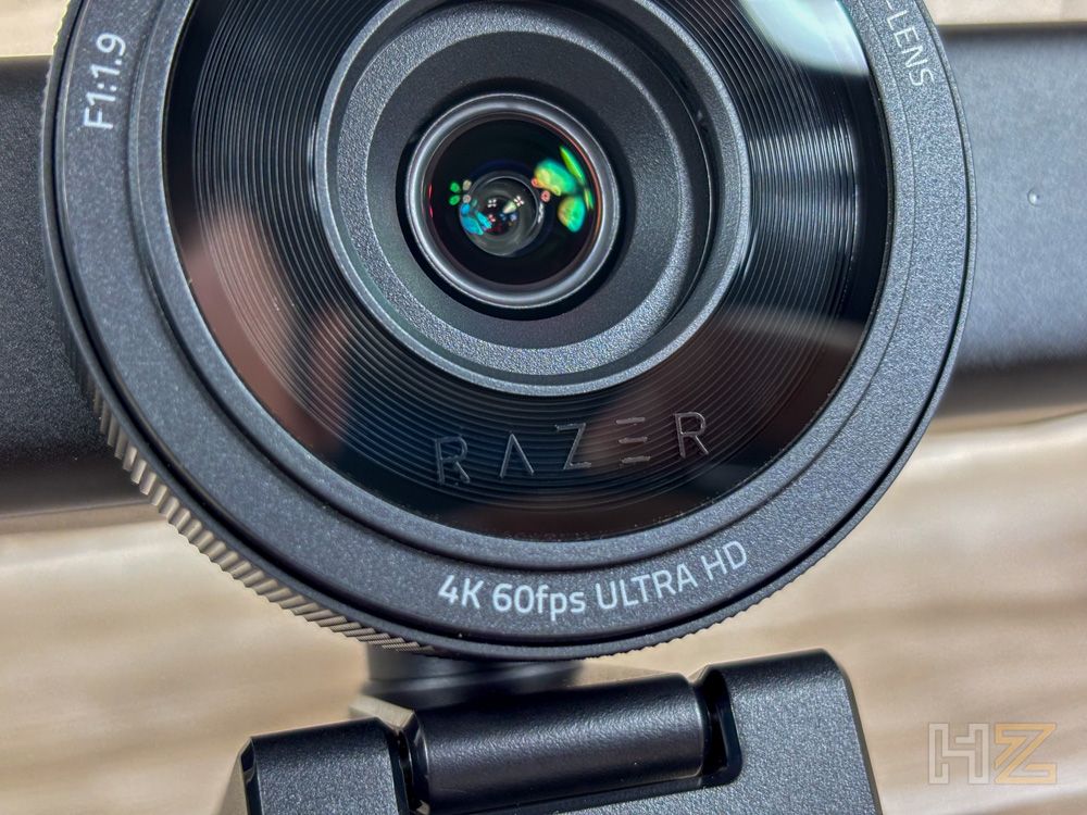 Primer plano de la lente de la cámara web Razer Kiyo V2 Pro donde se aprecia la apertura f/1.9 y la inscripción 4K 60fps Ultra HD.