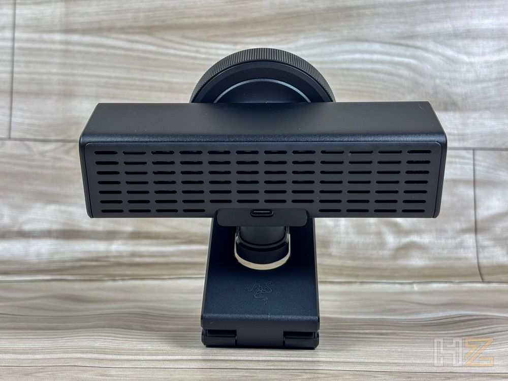 Vista trasera de la cámara Razer Kiyo V2 Pro donde se aprecia la rejilla de ventilación y el puerto de conexión USB-C.