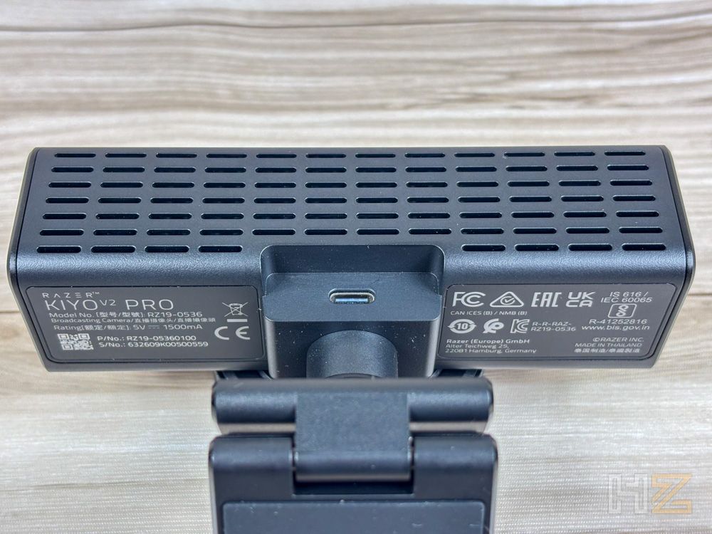 Vista trasera de la cámara Razer Kiyo V2 Pro donde se aprecia el puerto de conexión USB-C y la rejilla de ventilación superior.
