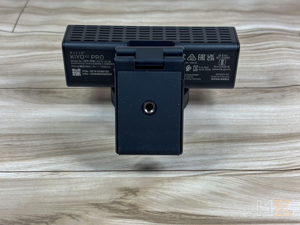 Parte inferior de la webcam Razer Kiyo V2 Pro con rosca para trípode y etiquetas de certificación.