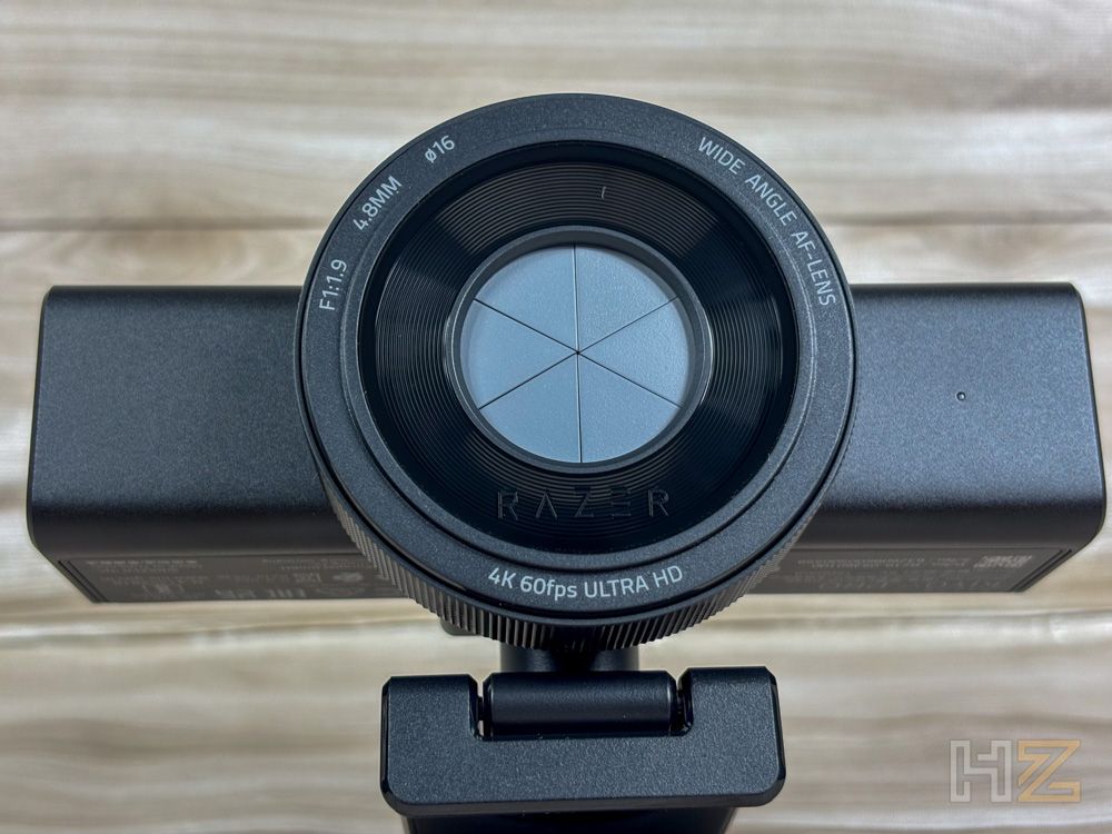 Primer plano frontal de la lente de una webcam Razer Kiyo V2 Pro donde se aprecian las serigrafías técnicas del objetivo.