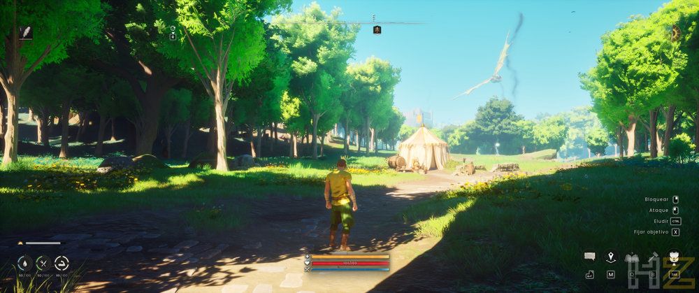 Personaje caminando por un sendero boscoso hacia una tienda de campaña en RuneScape Dragonwilds.