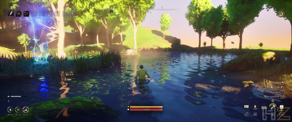 Personaje caminando por un lago en un entorno boscoso de RuneScape Dragonwilds con efectos de luz azul a la izquierda.