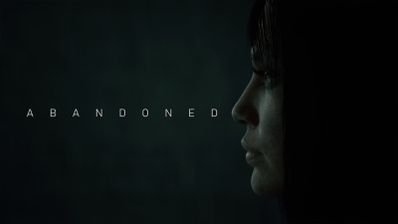 Perfil de una mujer en penumbra junto al título del videojuego Abandoned para PS5.