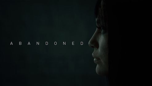 Perfil de una mujer en penumbra junto al título del videojuego Abandoned para PS5.