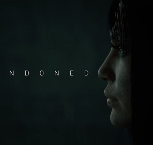Perfil de una mujer en penumbra junto al título del videojuego Abandoned para PS5.