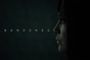 Perfil de una mujer en penumbra junto al título del videojuego Abandoned para PS5.