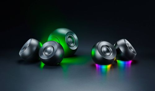 Conjunto de altavoces circulares Razer Mako con iluminación RGB en verde y colores variados sobre fondo oscuro.