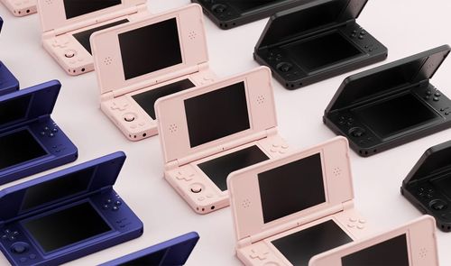 Consolas portátiles Anbernic DS Plus con diseño de doble pantalla y bisagra en colores rosa, azul y negro.