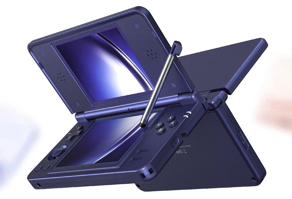 Consola portátil Anbernic RG DS Plus de color azul oscuro con doble pantalla abierta y lápiz táctil apoyado en el panel inferior.