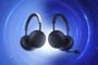 Pareja de auriculares Sony Pulse enfrentados sobre un fondo azul con efectos de luz circulares.