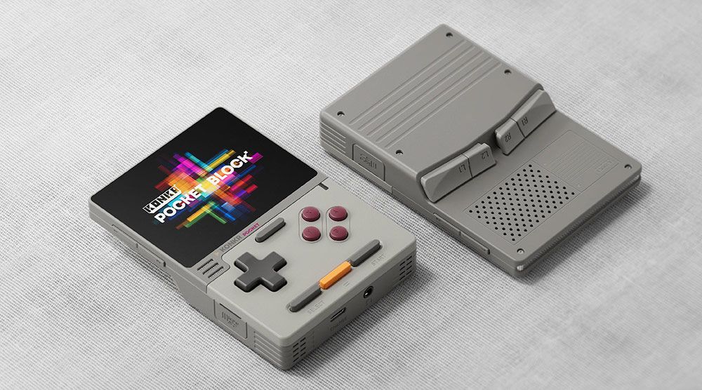 Consola portátil KONKR Pocket Block en color gris retro mostrando su parte frontal con pantalla encendida y su parte posterior con gatillos.