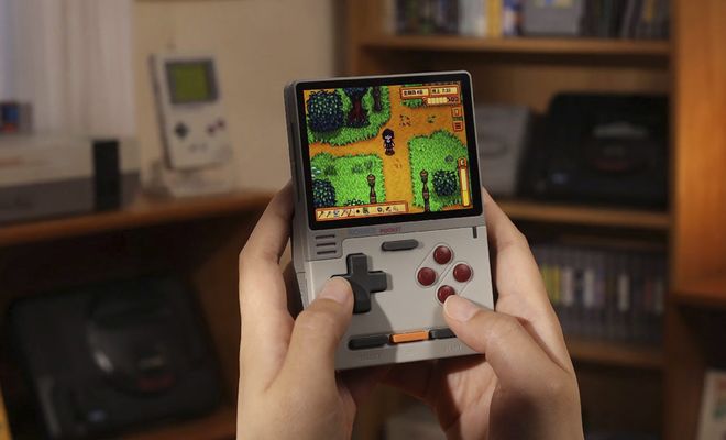Primer plano de una consola portátil KONKR Pocket Block en las manos de un usuario ejecutando un juego de estética retro.