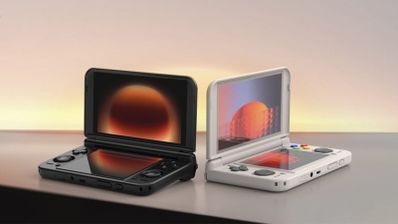 Dos consolas portátiles Retroid Pocket Duo con diseño plegable de doble pantalla en colores negro y blanco.