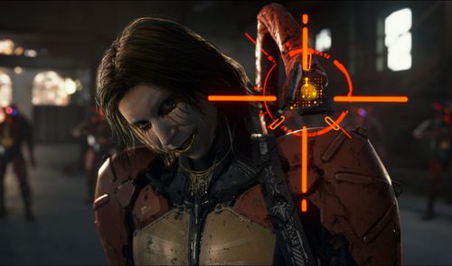 Primer plano de un personaje femenino con armadura y una mira naranja sobre su hombro en Death Stranding 2.