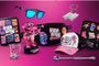 Conjunto de objetos temáticos de Vice City sobre fondo rosa, incluyendo gorra, gafas de sol, riñonera y figura de cocodrilo.