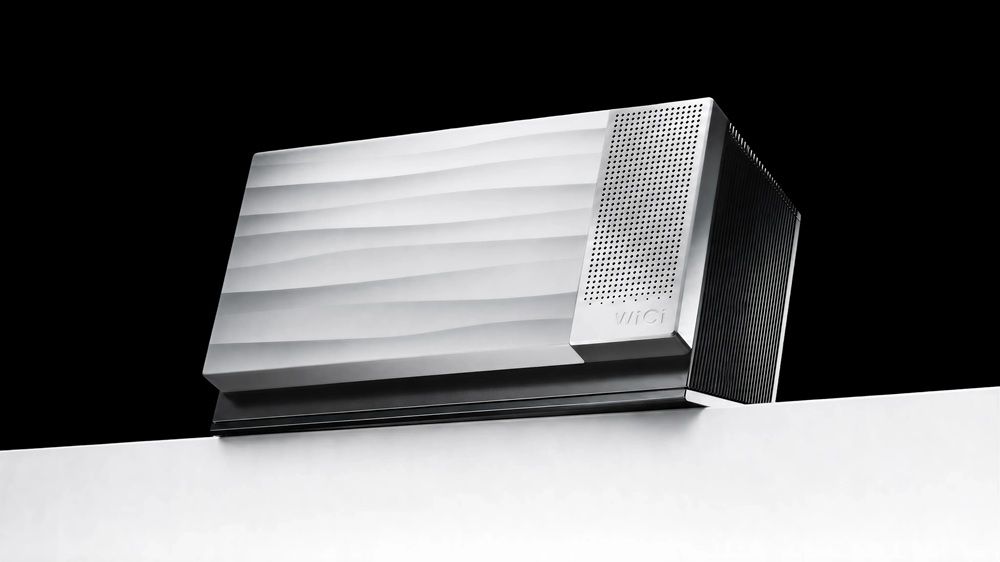 Dispositivo eGPU WICI ONE con acabado metálico ondulado y rejilla frontal de ventilación sobre fondo negro.