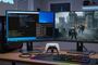 Configuración de doble monitor con un emulador de PS5 en ejecución junto a una ventana de comandos en PC.