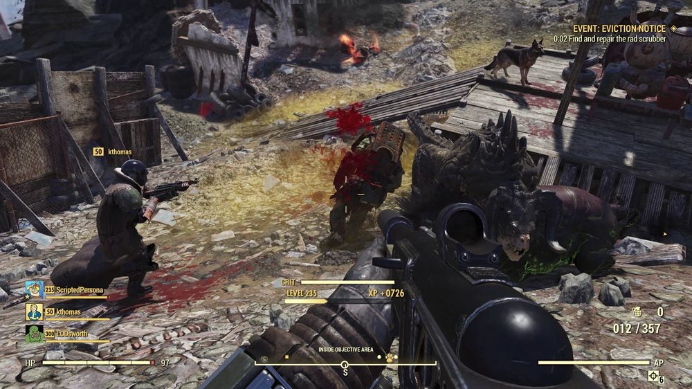 Vista en primera persona de un jugador apuntando con un arma de fuego durante un combate en Fallout 76.