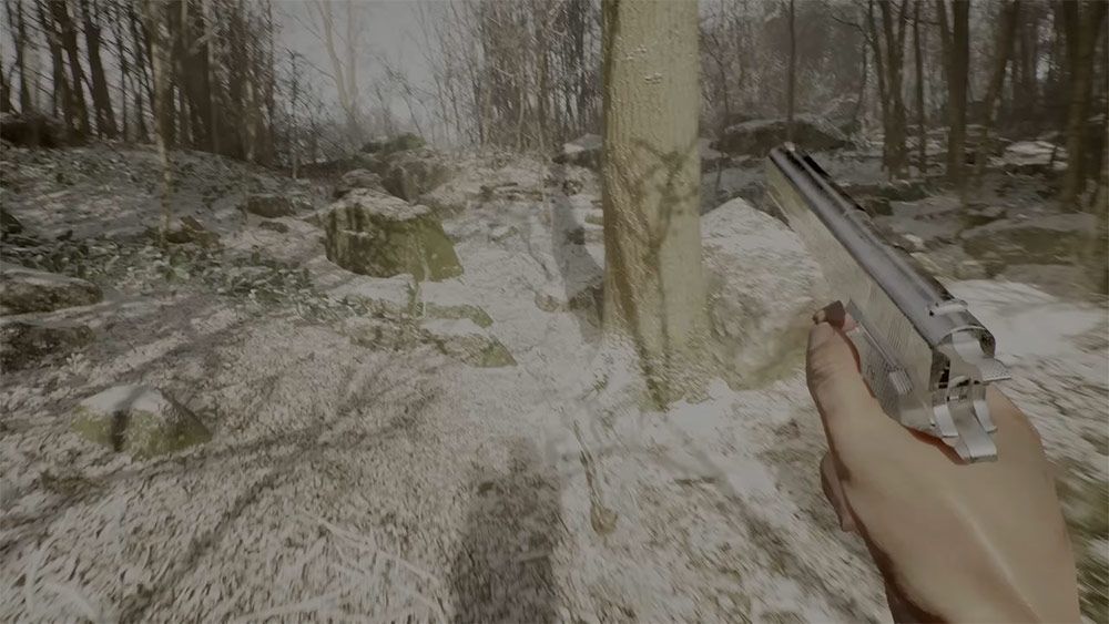 Vista en primera persona de un personaje empuñando una pistola en un entorno boscoso nevado en Abandoned.