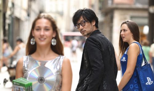 Montaje fotográfico de Hideo Kojima mirando a una mujer con logotipos de Xbox mientras camina con otra mujer con ropa de PlayStation.