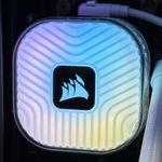 Primer plano del bloque de refrigeración iCUE LINK TITAN II con iluminación RGB y logotipo de Corsair.