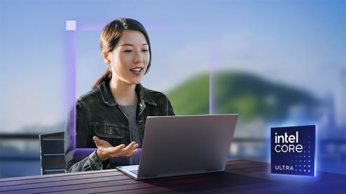Mujer en una videollamada con un portátil Lenovo IdeaPad Slim 3 en exteriores con el logo de Intel Core Ultra integrado.