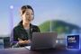 Mujer en una videollamada con un portátil Lenovo IdeaPad Slim 3 en exteriores con el logo de Intel Core Ultra integrado.