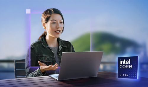 Mujer en una videollamada con un portátil Lenovo IdeaPad Slim 3 en exteriores con el logo de Intel Core Ultra integrado.