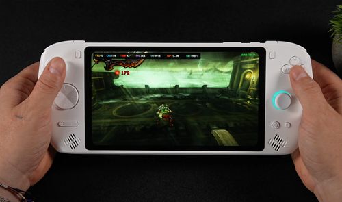 Consola portátil Lenovo Legion c700 en color blanco sostenida con ambas manos durante una partida.
