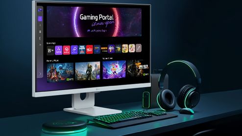 LG Smart Monitor en un escritorio con interfaz de Gaming Portal activa, teclado y auriculares con iluminación verde.