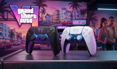 Dos mandos DualSense con estética personalizada de Grand Theft Auto VI sobre una mesa, con el logo del juego y paisajes de Vice City al fondo.