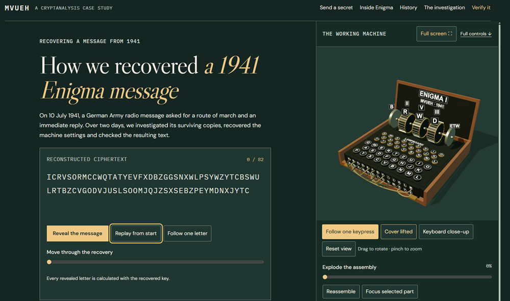 Interfaz de una aplicación web que muestra el proceso de descifrado de un mensaje de la máquina Enigma de 1941 junto a un modelo 3D del dispositivo.