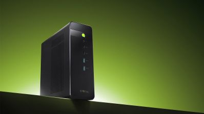 Mini PC Gmktec de color negro en posición vertical sobre un fondo verde degradado.