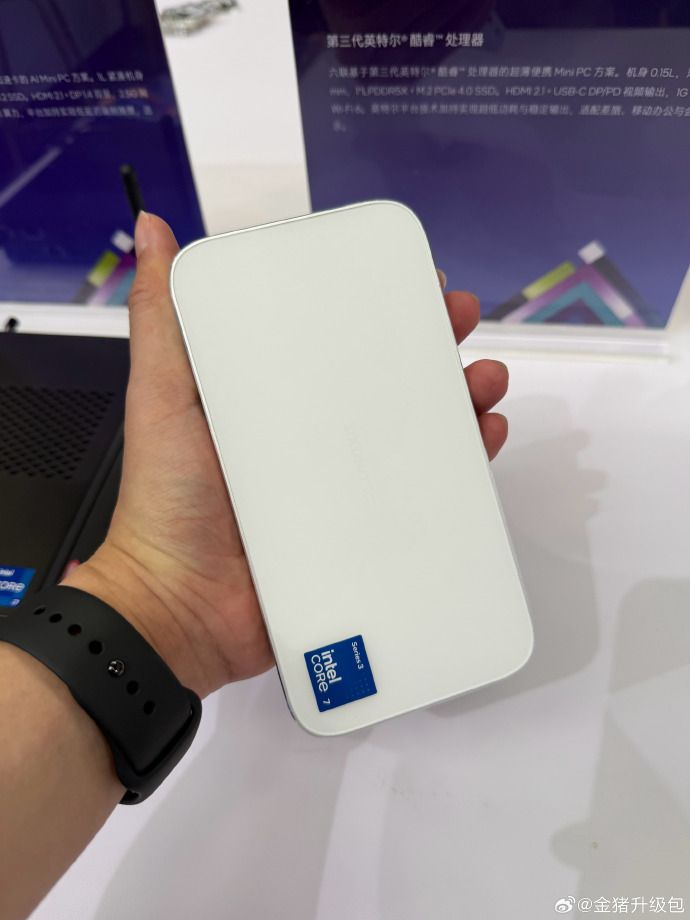 Mano sosteniendo el mini PC Sixunited wb81 de color blanco con pegatina de procesador Intel Core.