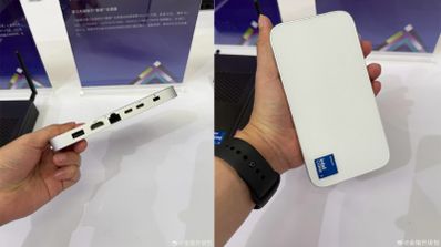 Comparativa de tamaño entre la mano de una persona y un mini PC extraplano de color blanco con procesador Intel.