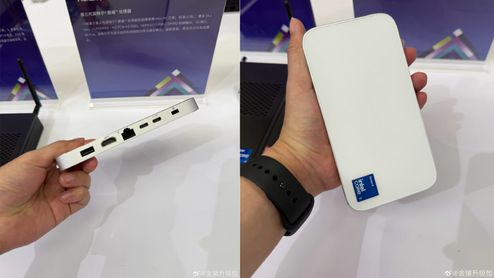 Comparativa de tamaño entre la mano de una persona y un mini PC extraplano de color blanco con procesador Intel.