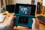 Consola portátil Nintendo 3DS ejecutando Cyberpunk 2077 a través de una interfaz de monitorización.