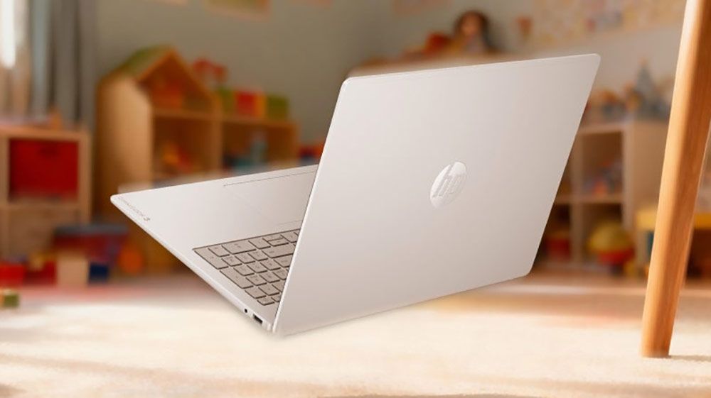 Ordenador portátil HP OmniBook flotando en una habitación infantil desenfocada.