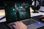 Primer plano de un portátil con procesador Intel Core Ultra ejecutando un videojuego con la notificación de Superresolución automática activa.