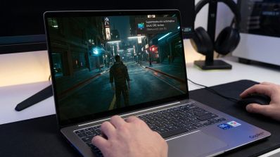 Primer plano de un portátil con procesador Intel Core Ultra ejecutando un videojuego con la notificación de Superresolución automática activa.
