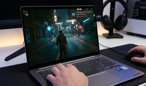 Primer plano de un portátil con procesador Intel Core Ultra ejecutando un videojuego con la notificación de Superresolución automática activa.