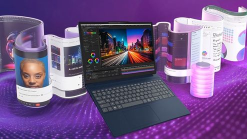 Portátil Lenovo IdeaPad Slim abierto mostrando un programa de edición de vídeo en su pantalla sobre un fondo conceptual de edición digital en tonos morados.
