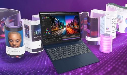 Portátil Lenovo IdeaPad Slim abierto mostrando un programa de edición de vídeo en su pantalla sobre un fondo conceptual de edición digital en tonos morados.