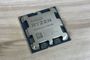 Procesador AMD Ryzen 7 7700X3D sobre una superficie de madera clara.