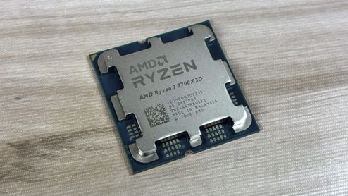 Procesador AMD Ryzen 7 7700X3D sobre una superficie de madera clara.