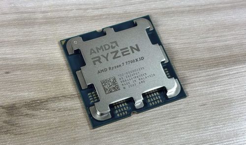 Procesador AMD Ryzen 7 7700X3D sobre una superficie de madera clara.