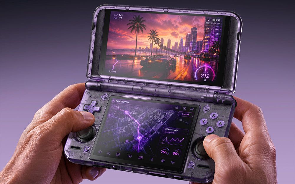 Consola portátil Retroid Pocket Duo con diseño de doble pantalla y carcasa translúcida violeta mostrando un juego de carreras.