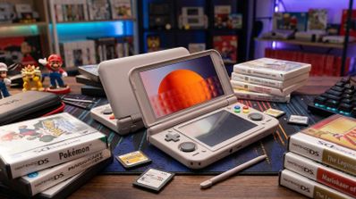 Consola portátil Retroid Pocket Duo Lite Plus abierta sobre una mesa con juegos y accesorios.