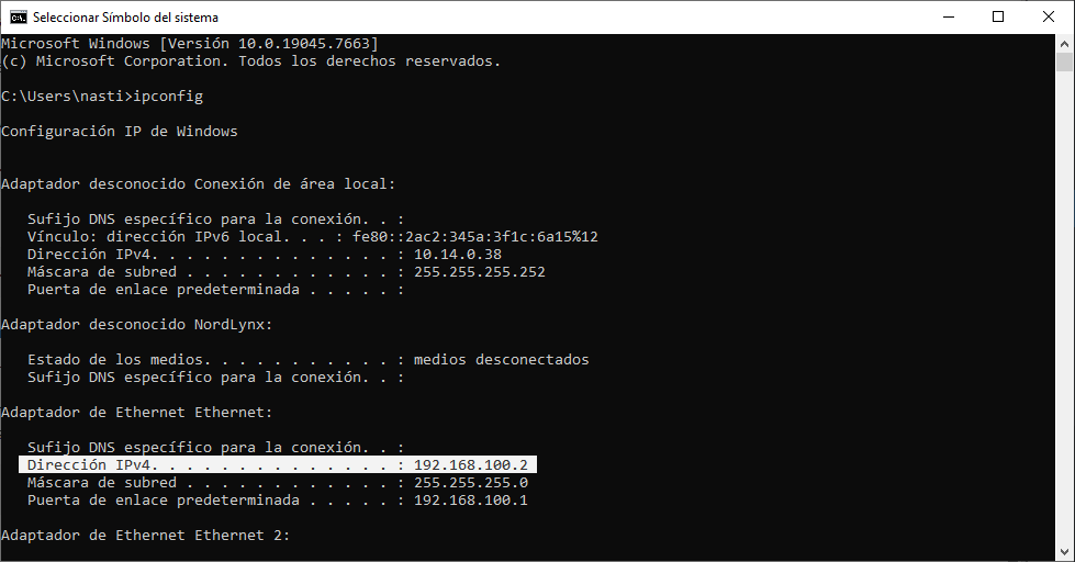 Consola de comandos de Windows mostrando el resultado de ipconfig para identificar la dirección IPv4 local.